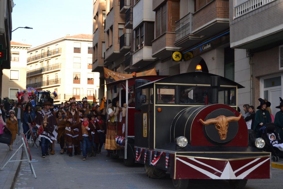 Colorido y animado desfile del carnaval en Tauste.