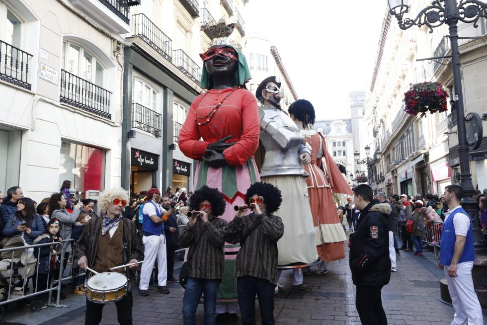Mucho color y personajes extravagantes en el carnaval infantil de Zaragoza