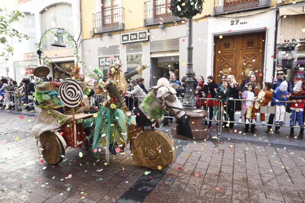Mucho color y personajes extravagantes en el carnaval infantil de Zaragoza