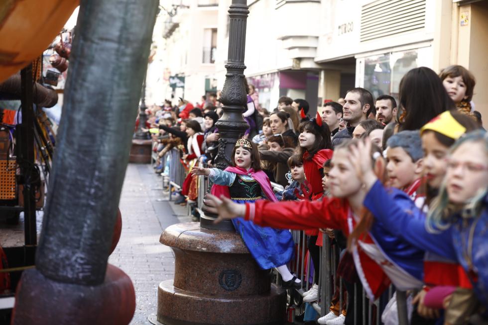 Mucho color y personajes extravagantes en el carnaval infantil de Zaragoza