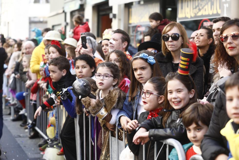 Mucho color y personajes extravagantes en el carnaval infantil de Zaragoza