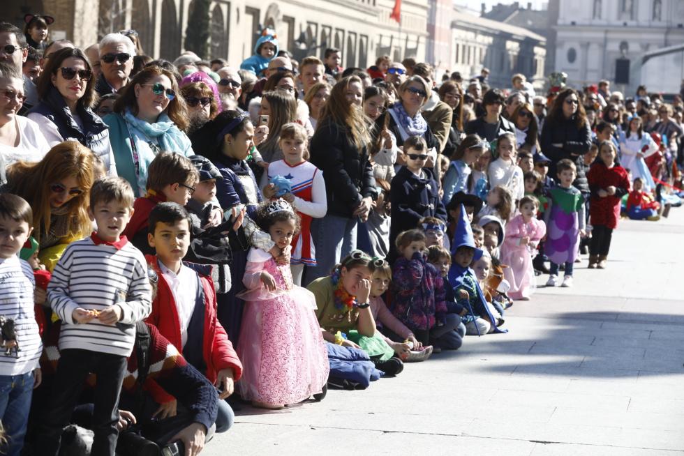 Mucho color y personajes extravagantes en el carnaval infantil de Zaragoza
