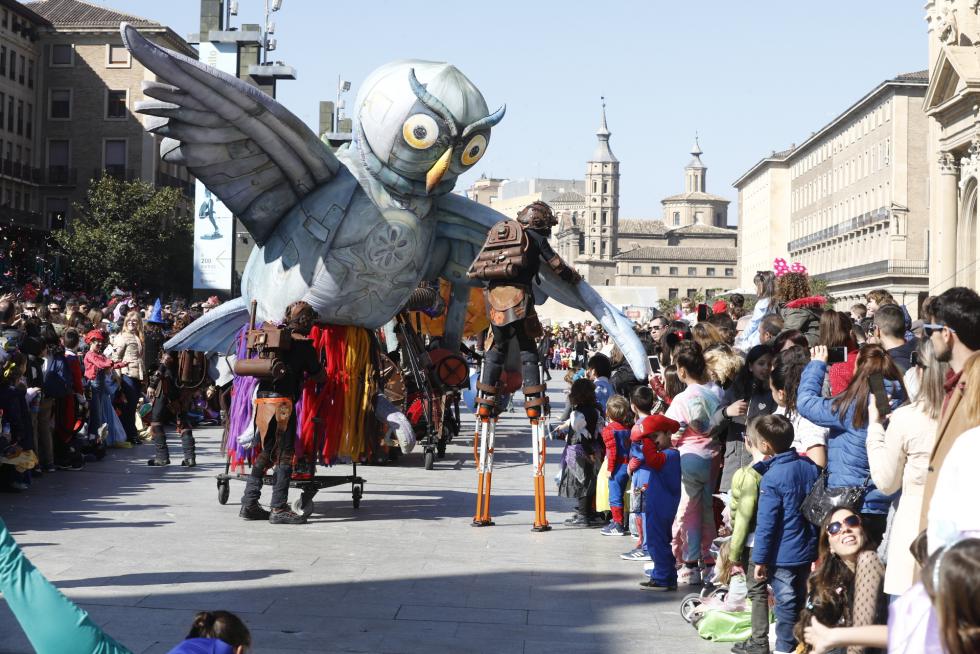 Mucho color y personajes extravagantes en el carnaval infantil de Zaragoza