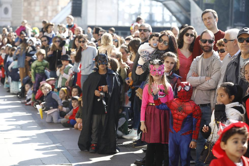 Mucho color y personajes extravagantes en el carnaval infantil de Zaragoza