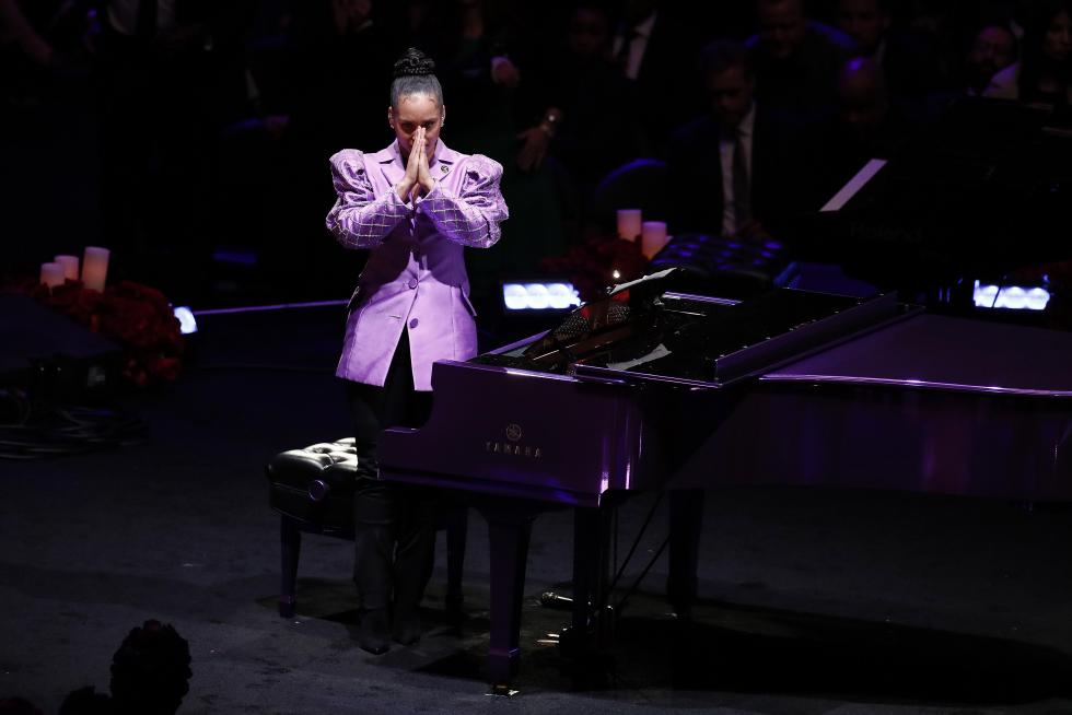 Los Angeles (United States), 24/02/2020.- Alicia Keys, American musician, reacts after playing Beethoven's, 'Moonlight Sonata', one of Kobe and Vanessa Bryant's favorite pieces of music and which Kobe learned to play for Vanessa, at to NBA Los Angeles Lakers Kobe Bryant and his daughter, Gianna's memorial service 'A Celebration of Life: Kobe and Gianna Bryant' at Staple Center in Los Angeles, California, USA, 24 February 2020. Bryant, his daughter Gianna 'Gigi' Bryant, Payton Chester, Sarah Chester, Alyssa Altobelli, Keri Altobelli, John Alobelli, Christina Mauser, and helicopter pilot, Ara Zobayan died in helicopter crash in a Calabassas hillside on 26 January. (Estados Unidos) EFE/EPA/ETIENNE LAURENT Kobe and Gianna Bryant Memorial Service