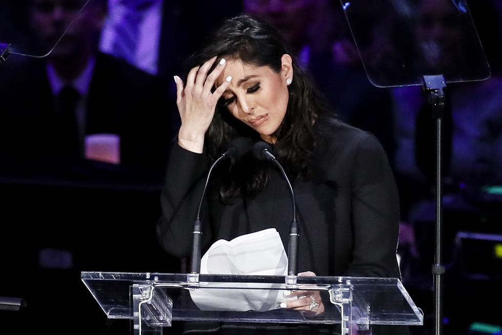 Los Angeles (United States), 24/02/2020.- Christina Aguilera, American singer, songwriter sings 'Ave Maria' at NBA Los Angeles Lakers Kobe Bryant and his daughter, Gianna's memorial service 'A Celebration of Life: Kobe and Gianna Bryant' at Staple Center in Los Angeles, California, USA, 24 February 2020. Bryant, his daughter Gianna 'Gigi' Bryant, Payton Chester, Sarah Chester, Alyssa Altobelli, Keri Altobelli, John Alobelli, Christina Mauser, and helicopter pilot, Ara Zobayan died in helicopter crash in a Calabassas hillside on 26 January. (Estados Unidos) EFE/EPA/ETIENNE LAURENT Kobe and Gianna Bryant Memorial Service
