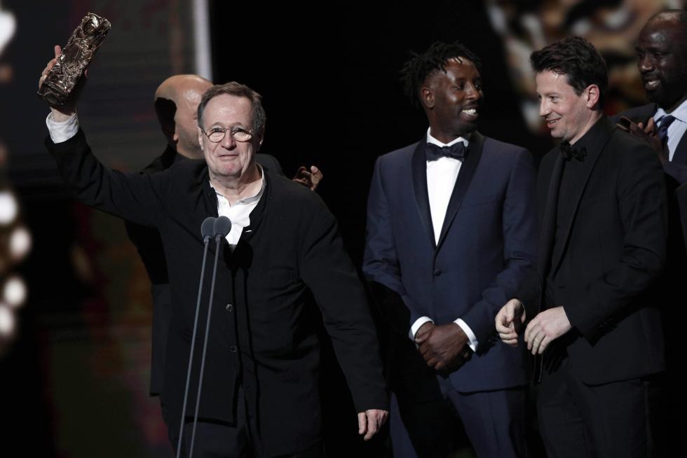 Paris (France), 28/02/2020.- (L-R) French sound engineer Olivier Goinard, French Thomas Desjonqueres, French sound engineers Raphael Mouterde and Nicolas Cantin receive the best Sound award for 'Le chat du loup' during the 45th annual Cesar awards ceremony held at the Salle Pleyel concert hall in Paris, France, 28 February 2020. (Francia) EFE/EPA/YOAN VALAT Ceremony - Cesars 2020