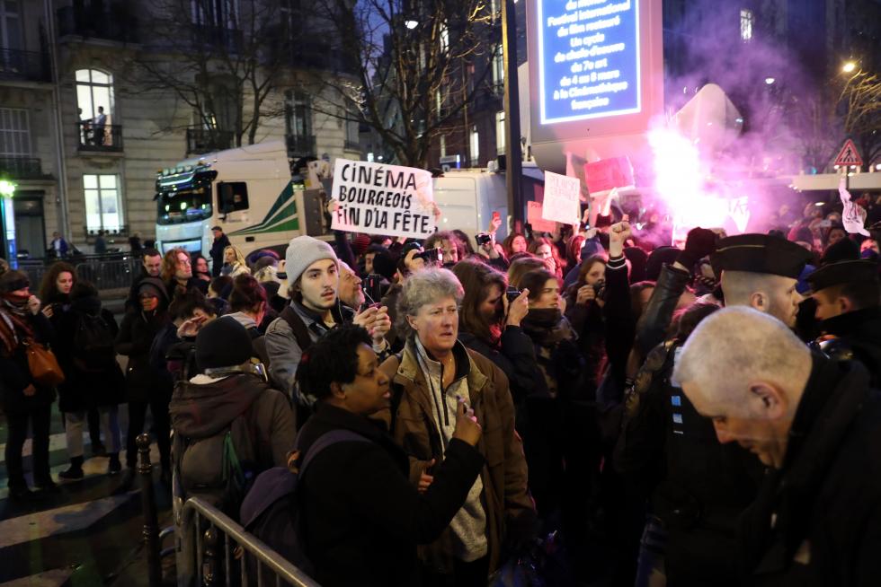 Paris (France).- A member of the association 'Osez le Feminisme' (Dare Feminism) holds a sign reading 'J'accuse Violanski' (I accuse Rape-anski) against the controversial film director Roman Polanski nominated for Cesar awards during a protest near the Salle Pleyel concert hall where the 45th annual Cesar awards ceremony will be held, in Paris, France, 28 February 2020. Polanski announced he will not attend the Cesar ceremony because he fears a 'public lynching' by feminist activists. (Protestas, Francia) EFE/EPA/CHRISTOPHE PETIT TESSON *** Local Caption *** 55004934 Protest against Roman Polanski