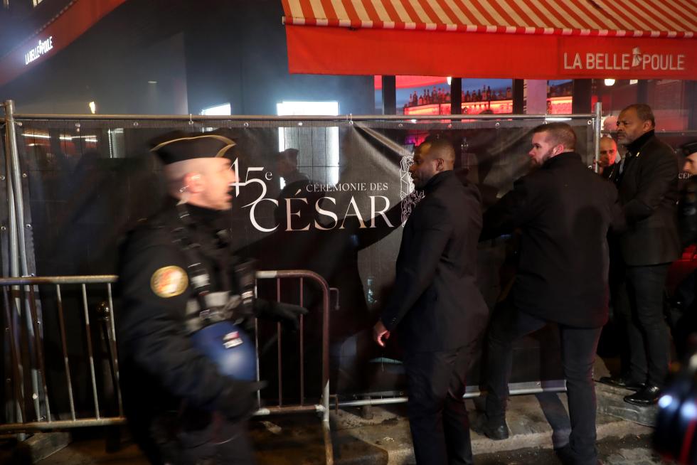 Paris (France).- Protesters burn flares and hold placards during a rally against controversial film director Roman Polanski who is nominated for the Cesar awards, near the Salle Pleyel concert hall, where the 45th annual Cesar awards ceremony will be held, in Paris, France, 28 February 2020. Polanski announced he will not attend the Cesar ceremony because he fears a 'public lynching' by feminist activists. (Protestas, Francia) EFE/EPA/JULIEN DE ROSA *** Local Caption *** 55004934 Protest against Roman Polanski