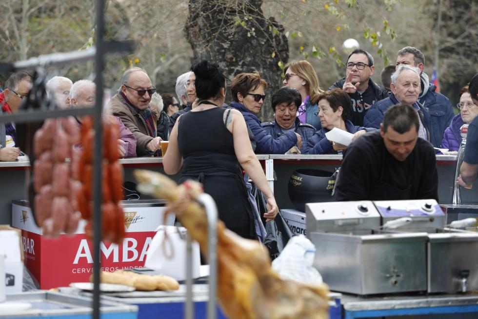 La Cincomarzada vuelve a congregar a miles de zaragozanos en el parque del Tío Jorge de Zaragoza