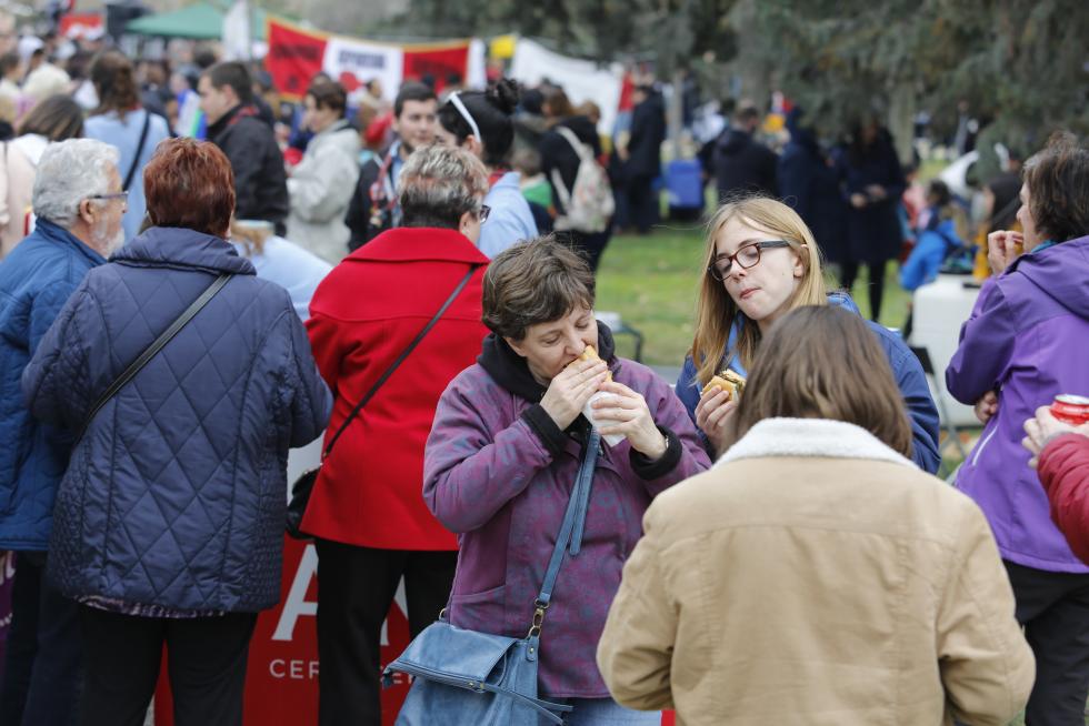 La Cincomarzada vuelve a congregar a miles de zaragozanos en el parque del Tío Jorge de Zaragoza