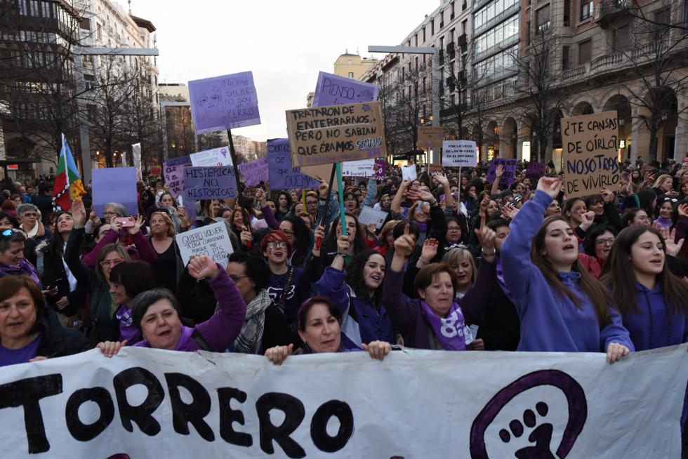 La manifestación del 8-M discurre por el centro de Zaragoza.