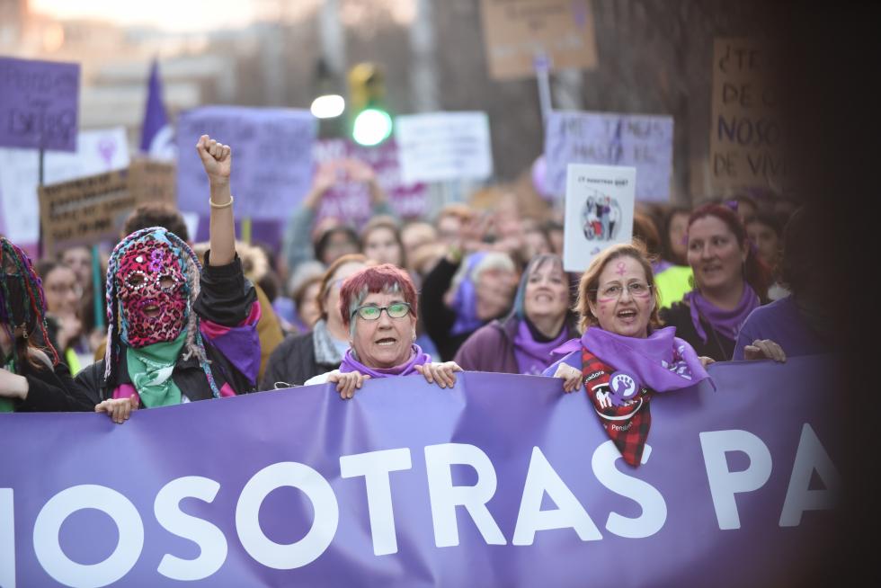 La manifestación del 8-M discurre por el centro de Zaragoza.