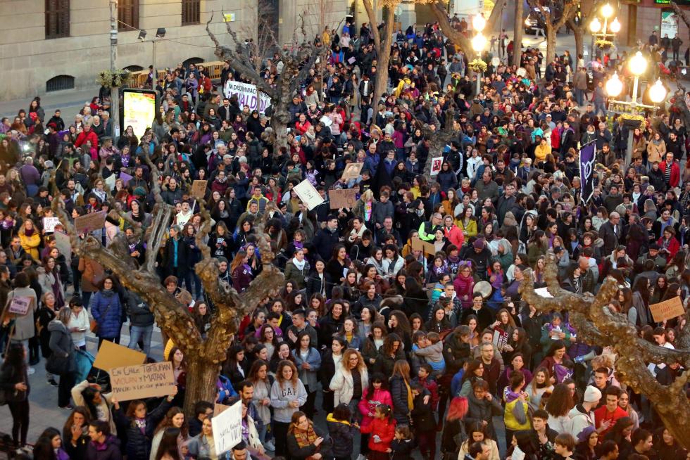 Manifestación del 8-M en las calles de Huesca.