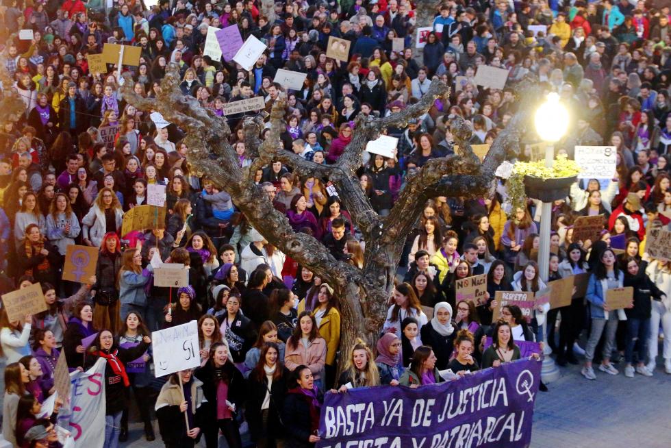 Manifestación del 8-M en las calles de Huesca.