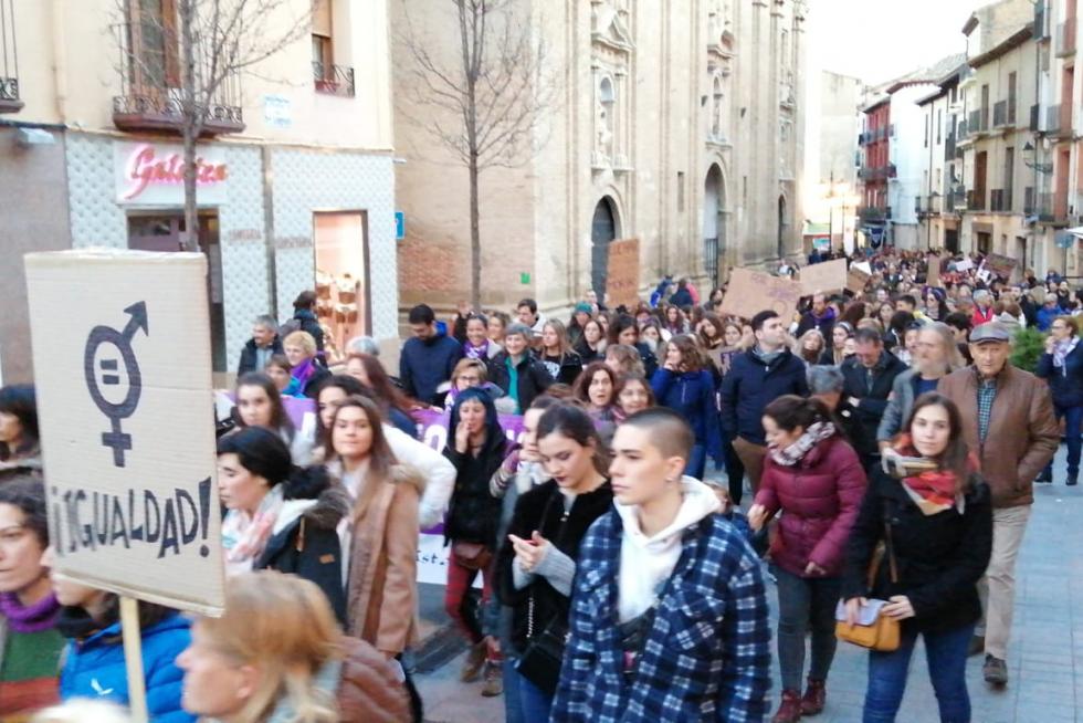 Manifestación del 8-M por las calles de Huesca, que ha cambiado el recorrido por obras.
