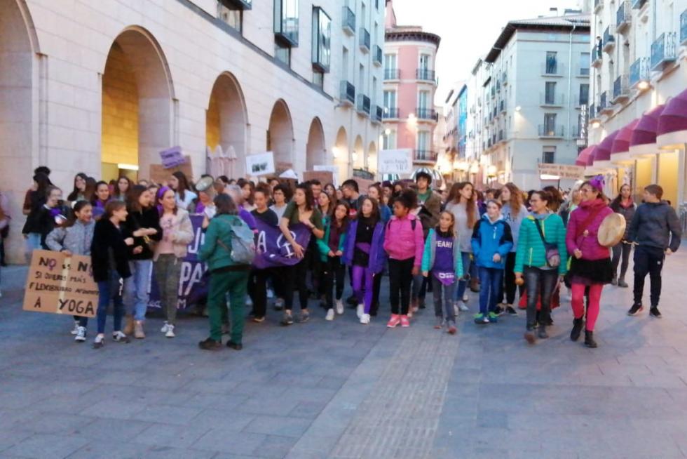 Manifestación del 8-M por las calles de Huesca, que ha cambiado el recorrido por obras.