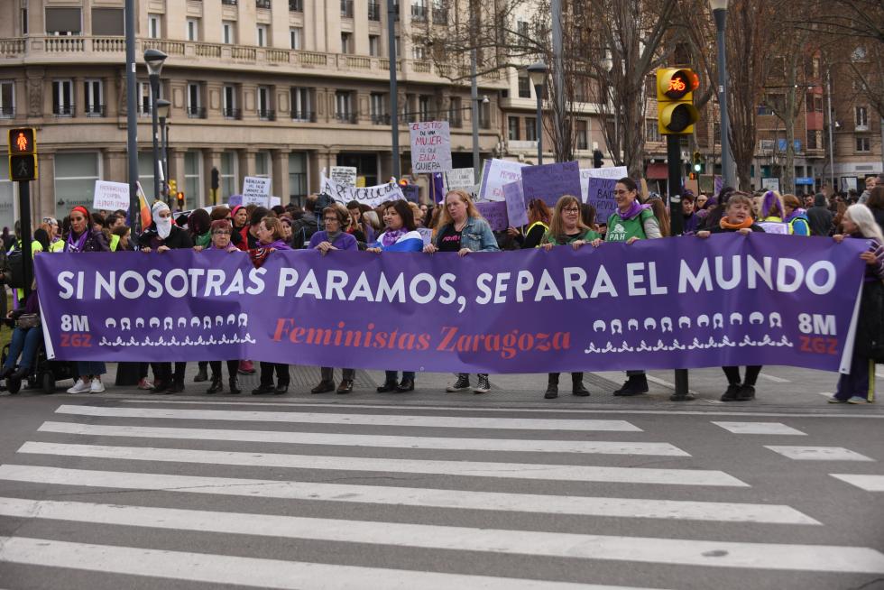 Pancarta inicial de la manifestación del 8-M, en Zaragoza.