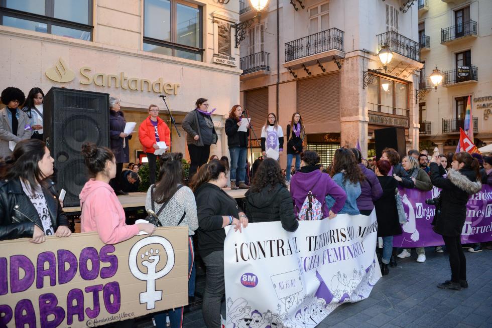 Teruel se tiñe de morado en con la manifestación del 8-M.