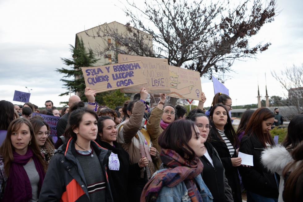 Teruel se tiñe de morado en con la manifestación del 8-M.