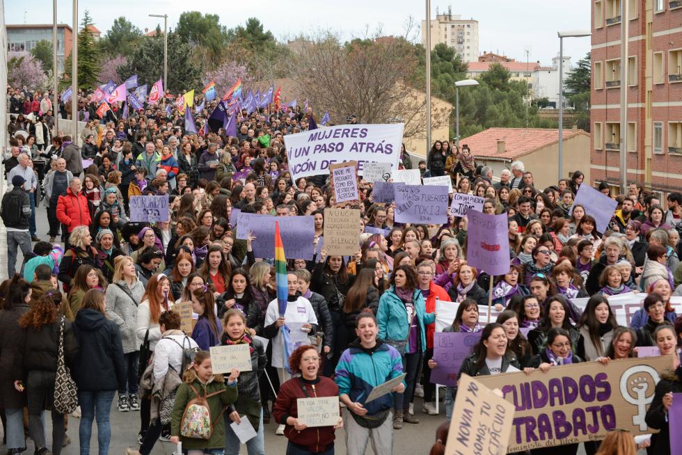 Teruel se tiñe de morado en con la manifestación del 8-M.