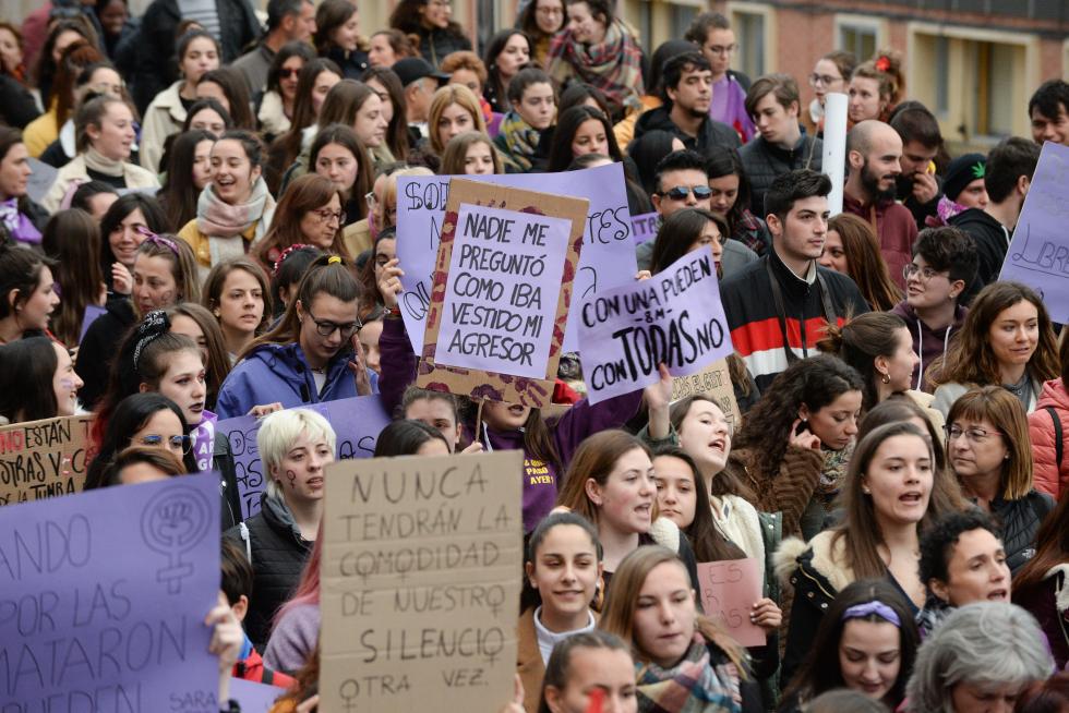 Teruel se tiñe de morado en con la manifestación del 8-M.