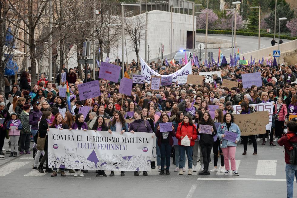 Teruel se tiñe de morado en con la manifestación del 8-M.