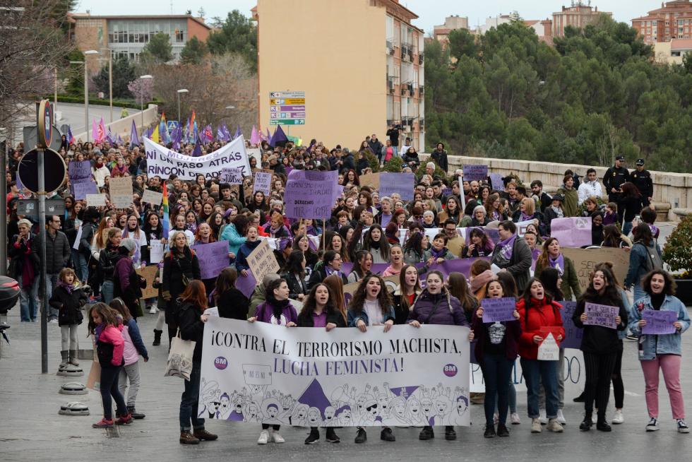 Teruel se tiñe de morado en con la manifestación del 8-M.
