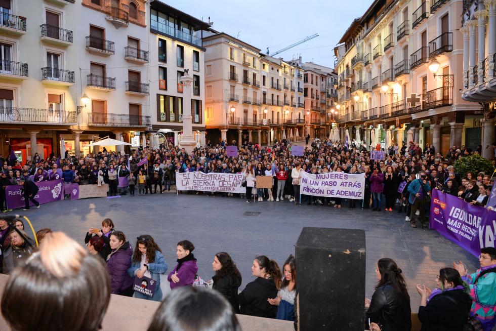 Teruel se tiñe de morado en con la manifestación del 8-M.