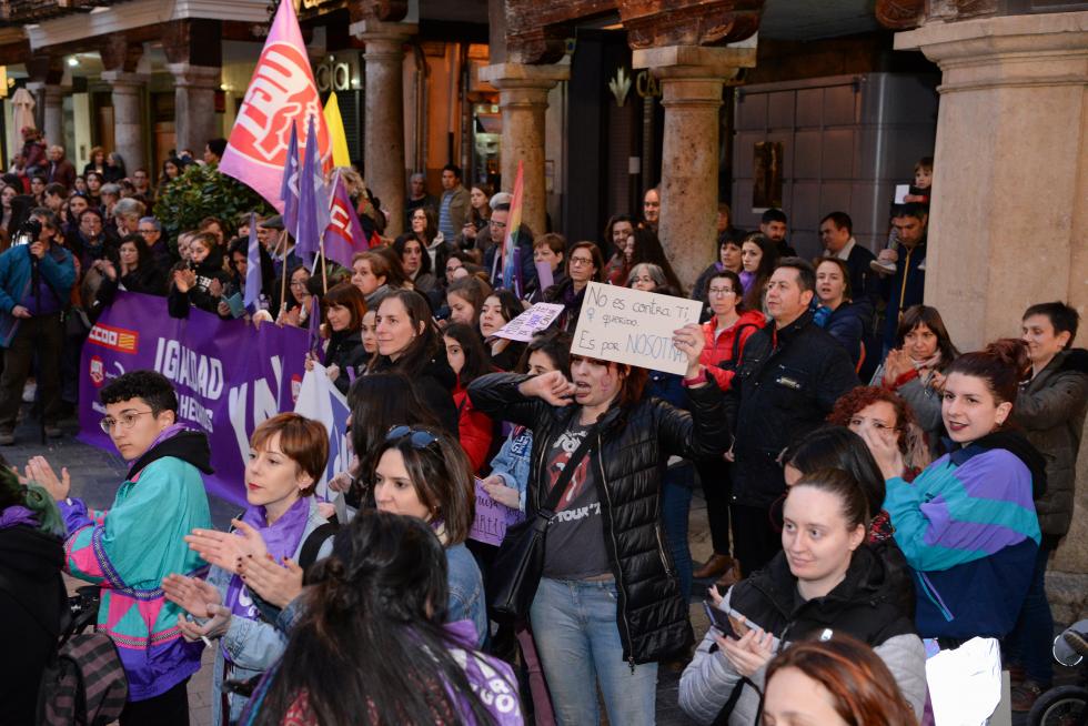 Teruel se tiñe de morado en con la manifestación del 8-M.