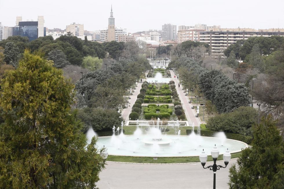 Zaragoza ha presentado este domingo un aspecto inusual tras la entrada en vigor de las restricciones a la circulación por el coronavirus.