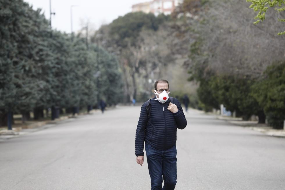 Zaragoza ha presentado este domingo un aspecto inusual tras la entrada en vigor de las restricciones a la circulación por el coronavirus.
