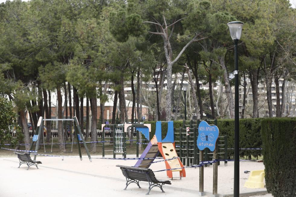 Zaragoza ha presentado este domingo un aspecto inusual tras la entrada en vigor de las restricciones a la circulación por el coronavirus.