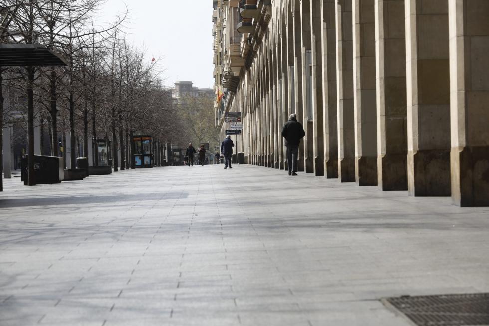 Zaragoza ha presentado este domingo un aspecto inusual tras la entrada en vigor de las restricciones a la circulación por el coronavirus.