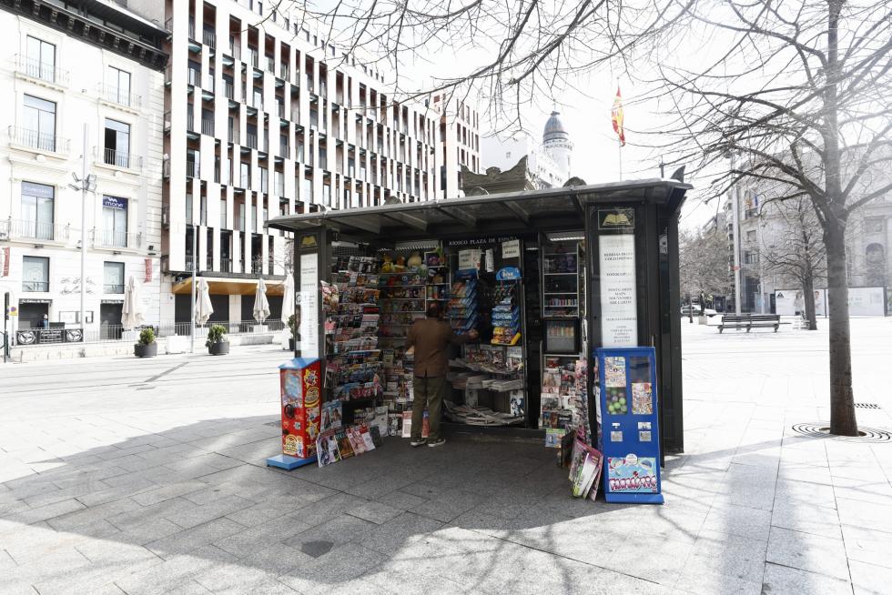 Zaragoza ha presentado este domingo un aspecto inusual tras la entrada en vigor de las restricciones a la circulación por el coronavirus.
