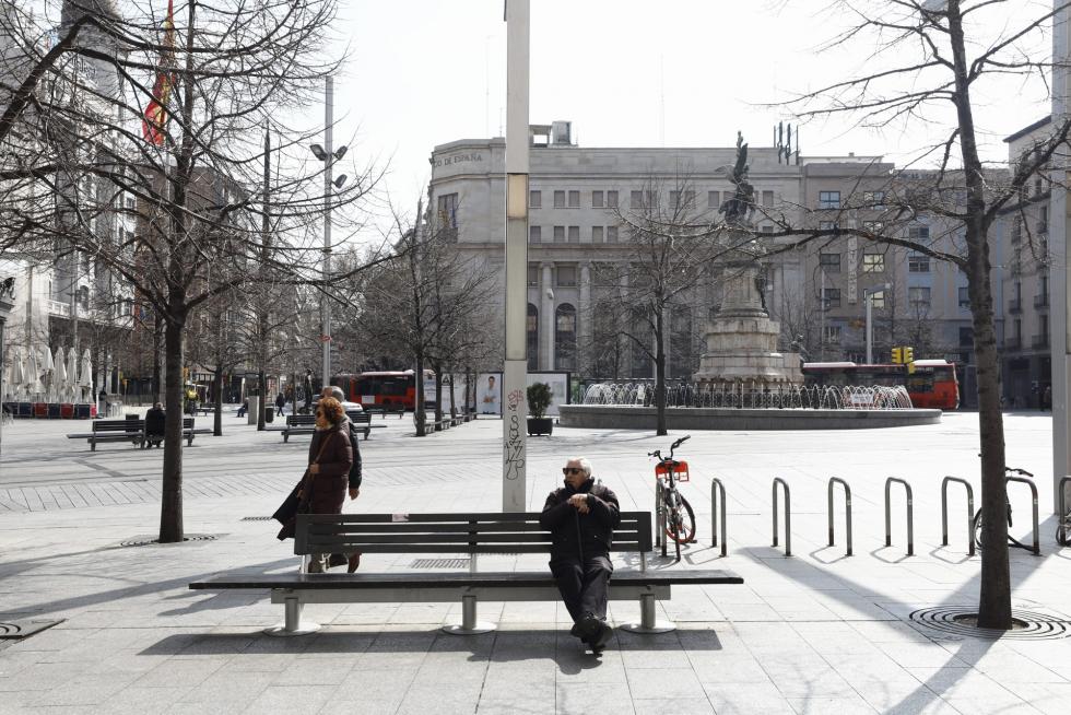Zaragoza ha presentado este domingo un aspecto inusual tras la entrada en vigor de las restricciones a la circulación por el coronavirus.
