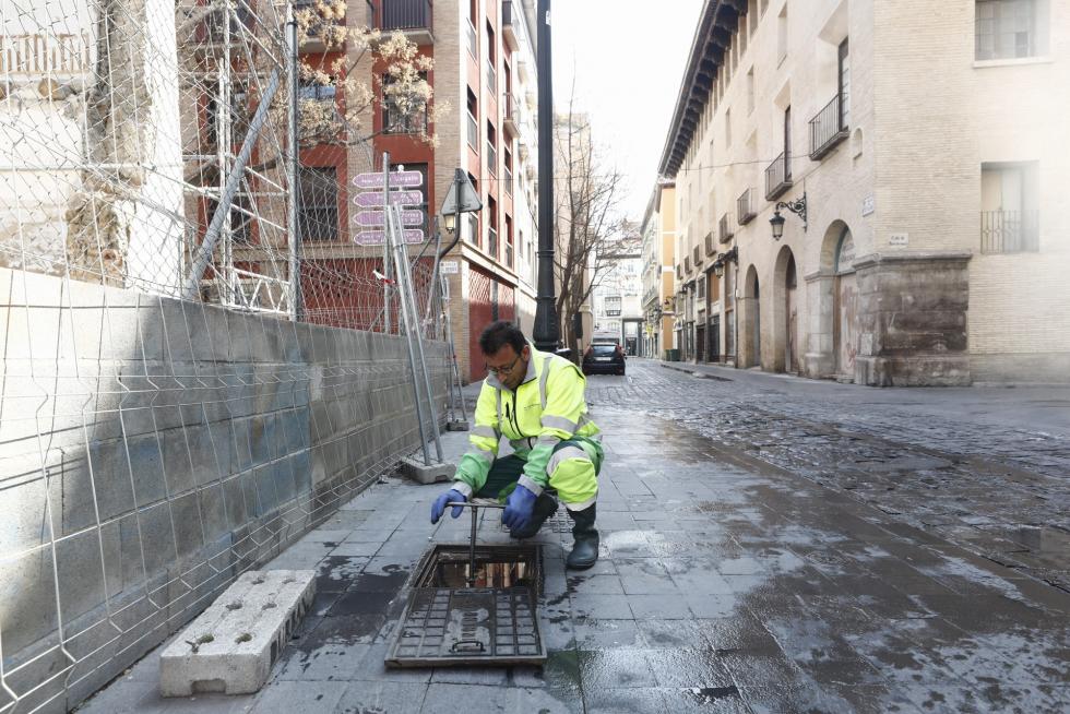 Zaragoza ha presentado este domingo un aspecto inusual tras la entrada en vigor de las restricciones a la circulación por el coronavirus.