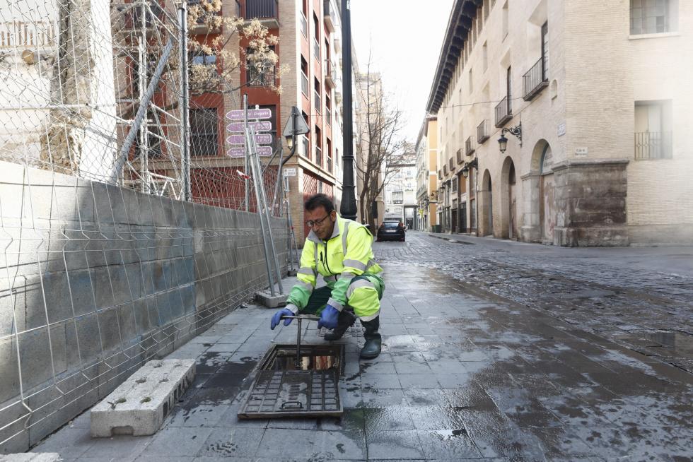 Zaragoza ha presentado este domingo un aspecto inusual tras la entrada en vigor de las restricciones a la circulación por el coronavirus.