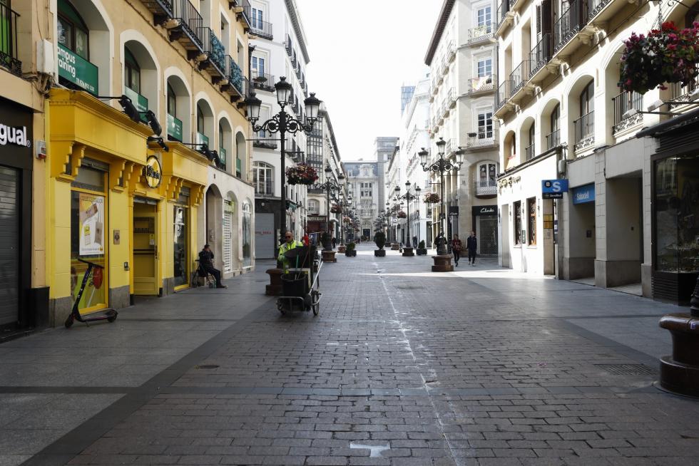 Zaragoza ha presentado este domingo un aspecto inusual tras la entrada en vigor de las restricciones a la circulación por el coronavirus.