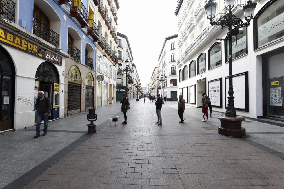 Zaragoza ha presentado este domingo un aspecto inusual tras la entrada en vigor de las restricciones a la circulación por el coronavirus.