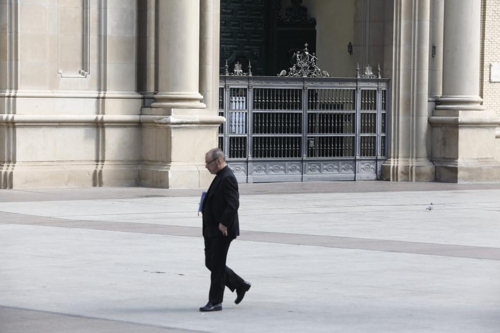 Zaragoza ha presentado este domingo un aspecto inusual tras la entrada en vigor de las restricciones a la circulación por el coronavirus.