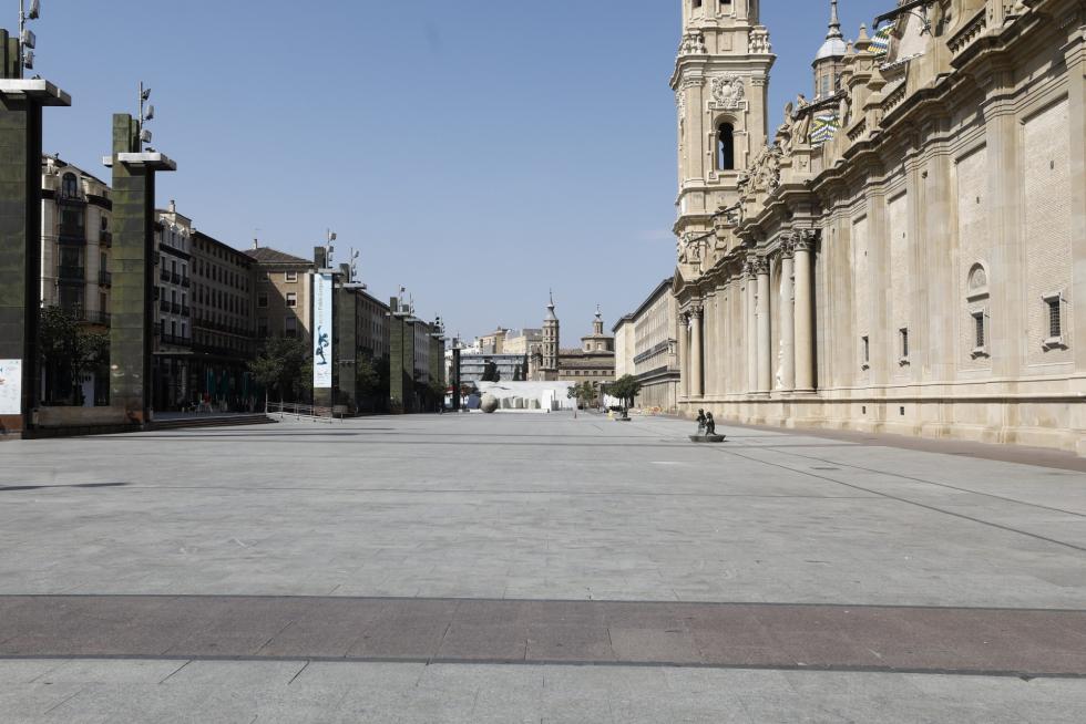 Zaragoza ha presentado este domingo un aspecto inusual tras la entrada en vigor de las restricciones a la circulación por el coronavirus.