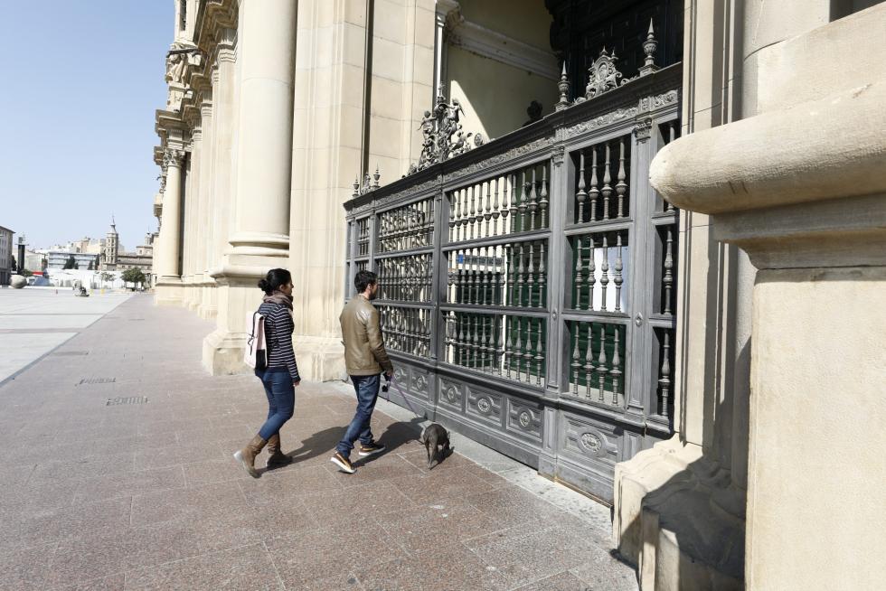 Zaragoza ha presentado este domingo un aspecto inusual tras la entrada en vigor de las restricciones a la circulación por el coronavirus.