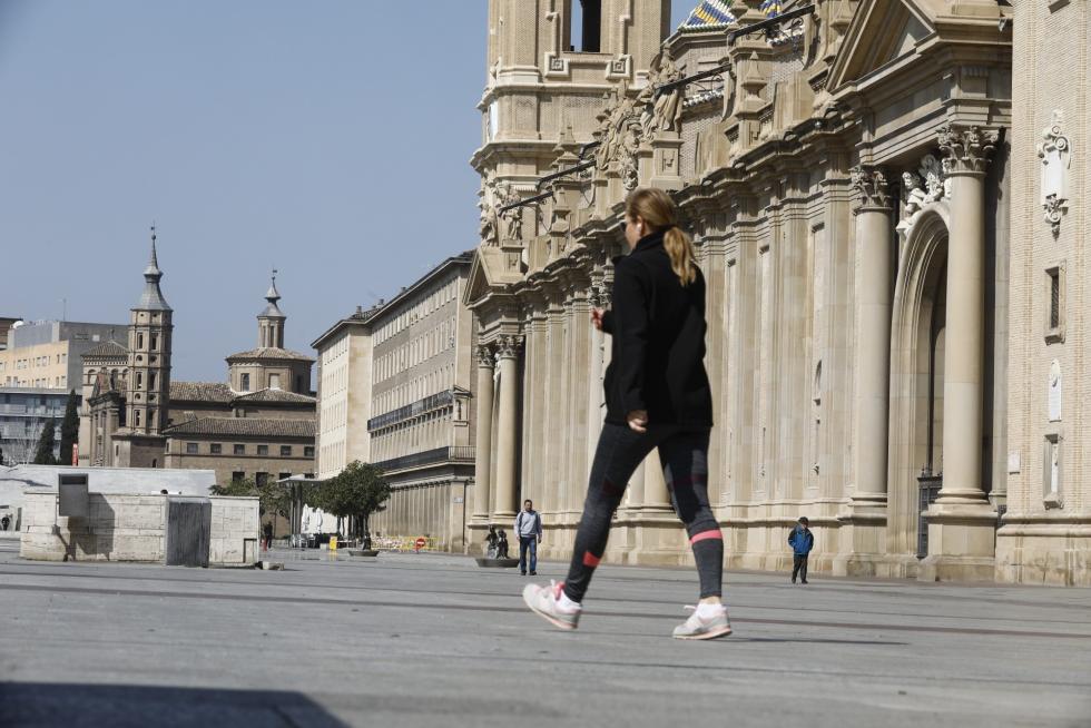 Zaragoza ha presentado este domingo un aspecto inusual tras la entrada en vigor de las restricciones a la circulación por el coronavirus.