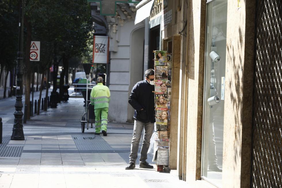 Zaragoza ha presentado este domingo un aspecto inusual tras la entrada en vigor de las restricciones a la circulación por el coronavirus.