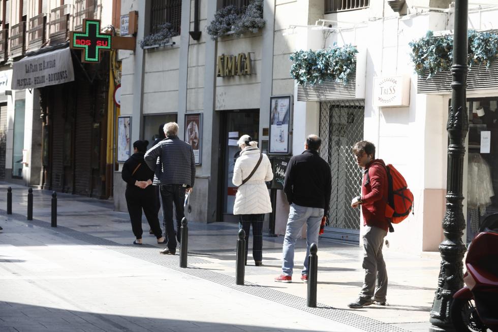 Zaragoza ha presentado este domingo un aspecto inusual tras la entrada en vigor de las restricciones a la circulación por el coronavirus.
