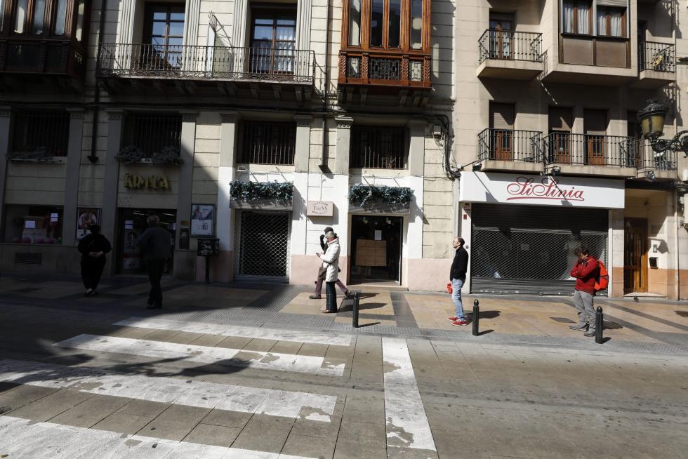 Zaragoza ha presentado este domingo un aspecto inusual tras la entrada en vigor de las restricciones a la circulación por el coronavirus.