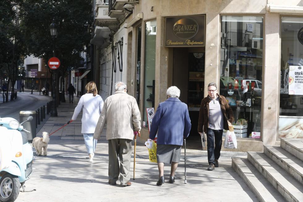 Zaragoza ha presentado este domingo un aspecto inusual tras la entrada en vigor de las restricciones a la circulación por el coronavirus.