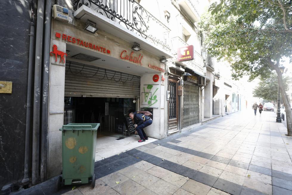 Zaragoza ha presentado este domingo un aspecto inusual tras la entrada en vigor de las restricciones a la circulación por el coronavirus.