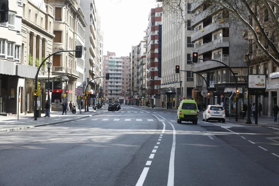 Zaragoza ha presentado este domingo un aspecto inusual tras la entrada en vigor de las restricciones a la circulación por el coronavirus.